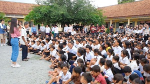 Sinh viên tham dự diễn đàn môi trường châu Á vui chơi với thiếu nhi Campuchia