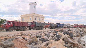 Khẩn cấp xây dựng kè chống sạt lở ở cửa biển Đà Diễn