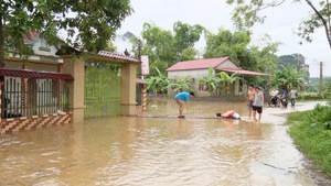 Lũ tràn về làm ngập hàng trăm nhà dân Thanh Hóa