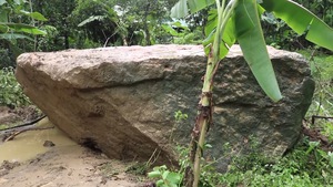 Sạt lở đất đá nghiêm trọng đe dọa dân ở vùng cao
