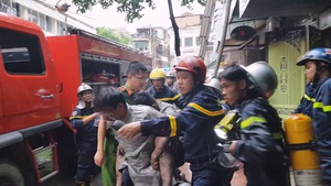 Giải cứu 3 người mắc kẹt trong ngôi nhà 5 tầng bị cháy tại Hà Nội