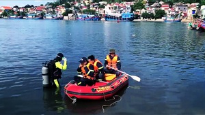 Lật thuyền chở 7 ngư dân trên sông Lạch Bạng, 1 người mất tích