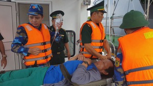 Nhóm ngư dân Đà Nẵng ngộ độc, 1 người tử vong trên biển