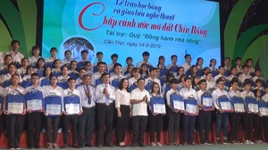 167 suất học bổng TSĐT đến với tân sinh viên “Vùng đất chín rồng”