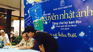 1.000 độc giả chờ đợi nhà văn Nguyễn Nhật Ánh ký tặng sách
