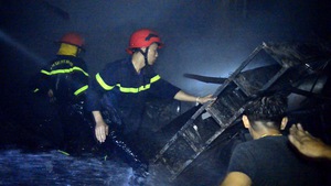 Cháy lớn ở chợ Bình Long, thiệt hại nặng nề
