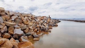 Thi công nước rút các công trình kè biển Đà Diễn trước mùa mưa lũ