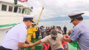 Đưa 46 thuyền viên tàu cá Quảng Ngãi mắc cạn trên biển về bờ an toàn