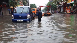 Mưa lớn khiến nhiều tuyến đường ở Hà Tĩnh ngập sâu trong nước