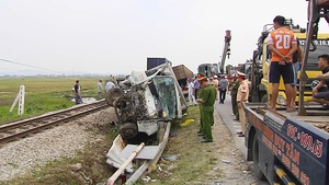 Phút vượt ẩu của tài xế xe tải gây tai nạn với tàu hỏa ở Nghệ An