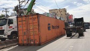 Xe container tông nhau, lật nhào giữa giao lộ