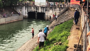 Sau nhiều trận mưa lớn, người dân đổ xô ra sông Tô Lịch câu cá