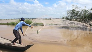 Nhộn nhịp mưu sinh mùa lũ muộn