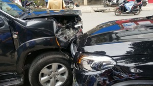 Xe Mercedes tông liên hoàn 4 xe máy, 1 ô tô ở Sài Gòn