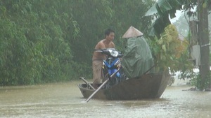 Nước lũ ở Hà Tĩnh đã rút nhưng hai xã đang còn bị cô lập, 5 người chết