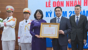 Bệnh viện Đại học Y Dược TP.HCM nhận Huân chương lao động hạng Nhất