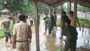 Thầy cô Hà Tĩnh dồn lực dọn trường lớp sau lũ đón học sinh