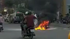 Sau tai nạn, xe máy bốc cháy thành tro
