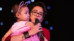 Bùi Anh Tuấn khóc nghẹn trong Gala Nhạc Việt mừng sinh nhật
