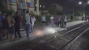 Video: Người đàn ông chết thảm vì đi bộ trên đường ray