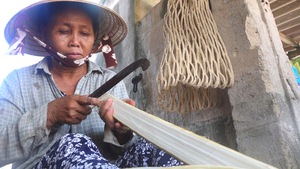 Người phụ nữ đan võng dứa gai ở đảo Phú Quý