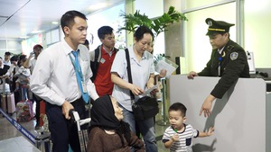 Làm thủ tục ở sân bay dịp Tết đã bớt khổ cho người già, phụ nữ mang thai