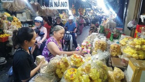 Kéo nhau đi sắm đặc sản tết ở chợ 'độc nhất vô nhị' của Sài Gòn