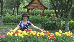 Du khách thích thú với vườn hoa tulip tại TP.HCM
