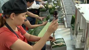 Video: Dây chuyền sản xuất bánh chưng của 'kỹ sư' người Việt