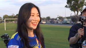 Video: Nữ phóng viên xinh đẹp Hàn Quốc đến quay hình U23 Việt Nam tập luyện