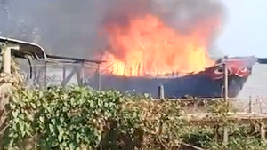 Video: Tàu du lịch bốc cháy dữ dội kèm theo nhiều tiếng nổ lớn