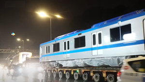 Video: Rạng sáng nay, xe siêu trường chở 3 toa tàu metro rời cảng Khánh Hội về deport Long Bình