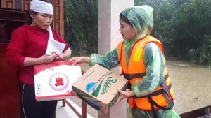 Video: Vượt lũ cứu trợ khẩn cho người dân ở rốn lũ miền Trung