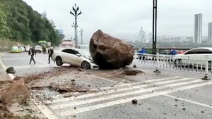 Video: Tài xế thoát chết khi ôtô bị tảng đá lớn đè bẹp đầu