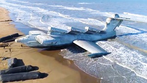 Video: Tàu 'khổng lồ' 400 tấn thời chiến tranh lạnh vừa được phát hiện trên bãi biển