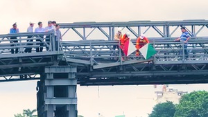 Video: Cầu An Phú Đông bị sà lan tông mạnh, một nhịp bị lệch khỏi mố cầu