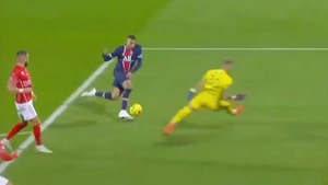 Video: Xem lại bàn thắng của Mbappe rê bóng qua thủ môn bằng pha giả sút