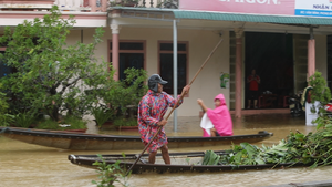 Video: Một ngôi làng ở Huế đã hơn 10 ngày ngập chìm trong lũ dữ