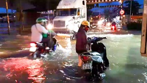Video: Triều cường đang dâng cao, đường ngập sâu, nhiều xe tắt máy giờ tan tầm