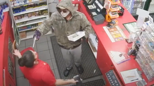 Video: Người đàn ông dùng súng cướp tiền tại cửa hàng tiện lợi