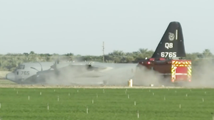 Video: Tiêm kích tàng hình Mỹ đâm phải máy bay tiếp nhiên liệu
