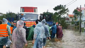 Tường thuật nóng: Hàng cứu trợ đang bị kẹt ở ngã 3 Cam Liên vì thiếu phương tiện vào rốn lũ