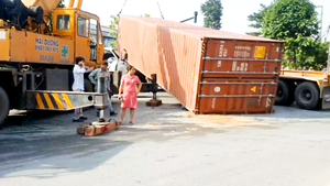 Video: Thùng container đè lên cabin khiến tài xế chết tại chỗ