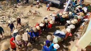 Video: Người dân Quảng Bình xếp hàng chờ nhận gạo cứu trợ