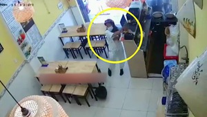 Video: 'Sốc' với hình ảnh cô gái đi xe Vespa đến quán bún đậu, lấy điện thoại của nhân viên nhét túi