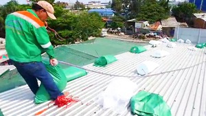 Video nóng: Người dân đổ xô 'bơm nước lên mái nhà' phòng chống bão số 9