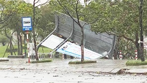 Video: Đường phố miền Trung 'quay cuồng' trước giờ bão đổ bộ