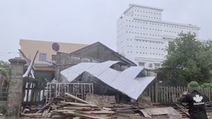Video: Gió lớn thổi bay nguyên mái tôn nhà dân ở Quảng Nam