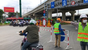 Video: Cấm xe qua cầu vượt Nguyễn Hữu Cảnh để thi công sửa chữa đường
