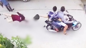Video: Đã bắt được 2 nghi phạm giật túi xách làm người phụ nữ đập đầu xuống đường